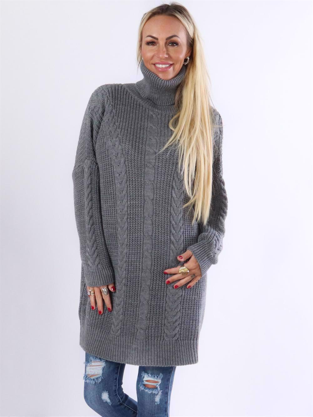 Jazmin - Höghalsad stickad klänning med kabelstickning